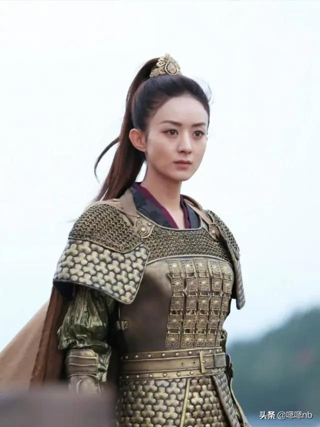 赵丽颖黑长直头发录《中餐厅》，身材瘦力气大，提大箱子爬楼梯