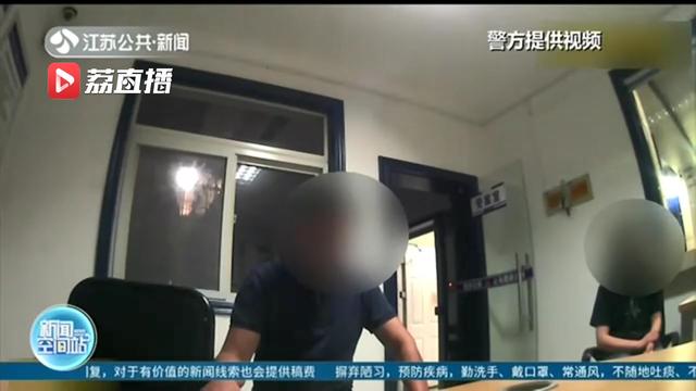 夫妻辅导女儿作业因意见不合大打出手，吓得孩子报警求助