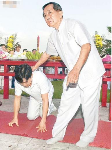 周钦南：自称白龙王“转世”，据说半个娱乐圈都是他徒弟