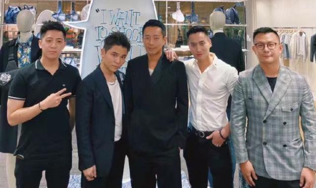 汪小菲提前庆生，被多名俊男美女、富豪包围，赖弘国表情成亮点