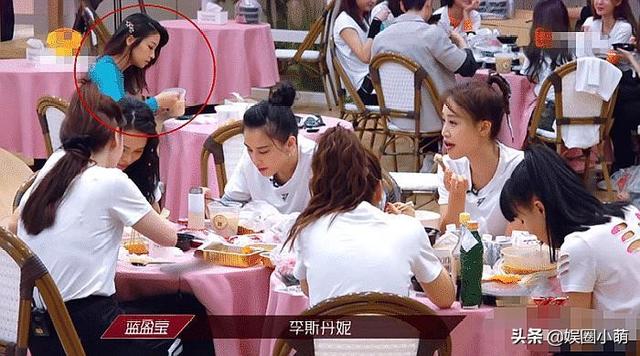 《乘风破浪的姐姐》周杰伦师妹遭冷落，独自坐小桌子吃饭，没人理