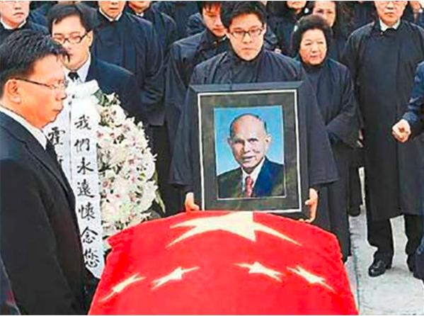 香港这么多顶级豪门，为何财富仅300亿的霍家却最特殊？
