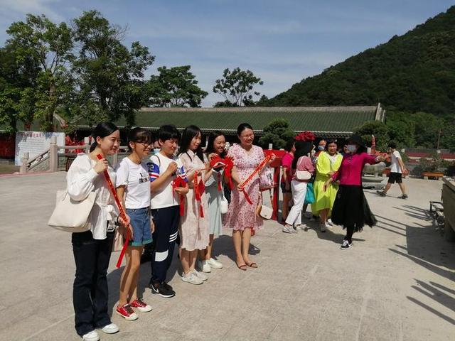 高三学子们纷纷到南宁孔庙，祭拜孔子，祈福金榜题名