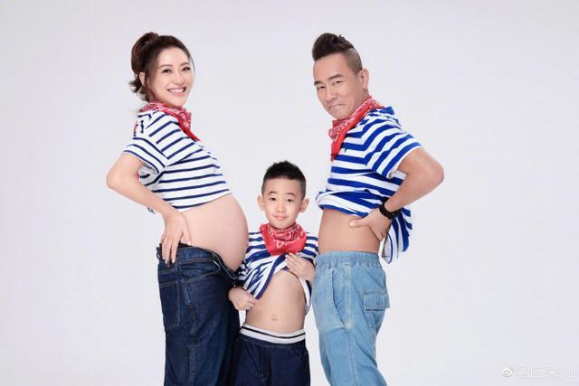 陈小春讨应采儿欢心扮女装，春哥太搞笑，妻子没生女儿已释怀