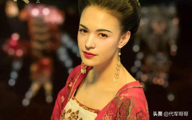 演杨贵妃出名的33岁混血美女，面部浮肿尽显老态，被吐槽美貌不再