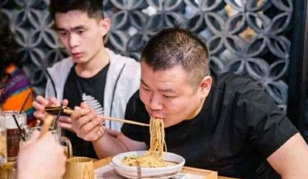 德云社为啥有那么多胖子？看到的员工餐后，终
