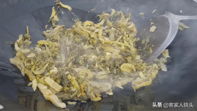 客家人炒猪大肠从不直接下锅炒，想要开胃好吃，这一步一定不能省