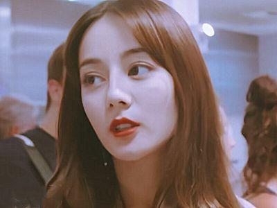 迪丽热巴在机场被怼脸拍，皮肤细腻卧蚕明显，