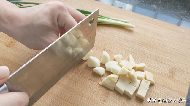 客家人吃鸡很有一套，不煎不炸加1斤花甲，出锅3斤鸡肉带汁吃光光