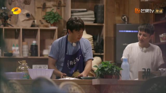 黄磊第一次做菜失败很难受，维嘉自责，冒着致癌的风险吃鸡