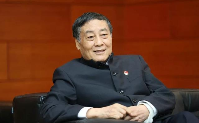 父亲是“中国现金首富”，银行存款上百亿，女