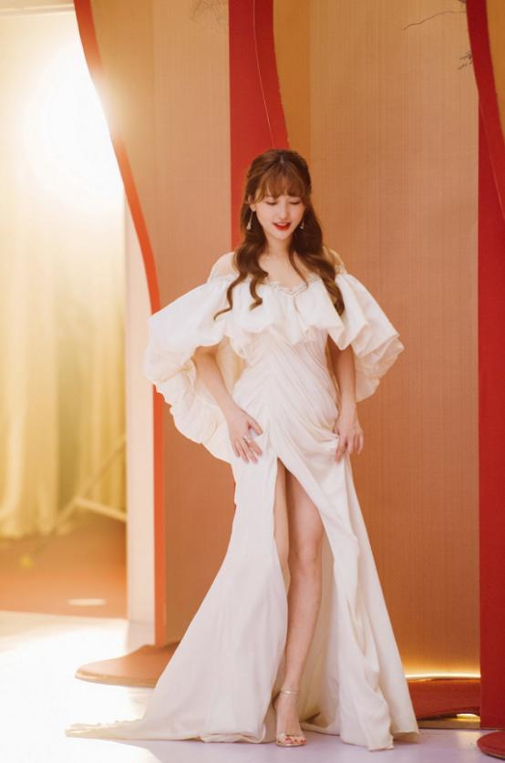 金莎为什么才换风格？如今穿上西装又飒又美，早就该放弃甜美风了