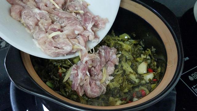 又香又好吃的酸菜肉丝粉，做法跟材料很简单，想吃就做