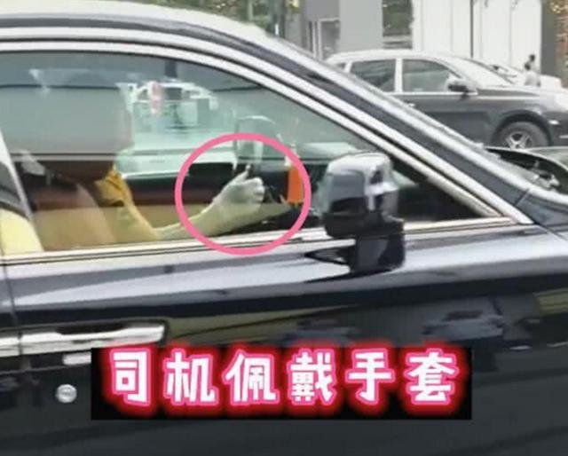 四川街头一辆上百万迈巴赫，司机手上物品暴露