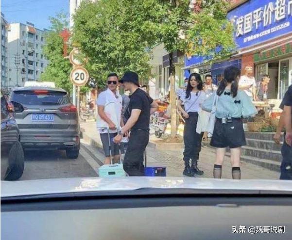 《中餐厅4》节目剧透赵丽颖黄晓明菜场买菜，赵丽颖管账