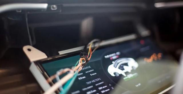 软件公司：智能时代的“车企情人”