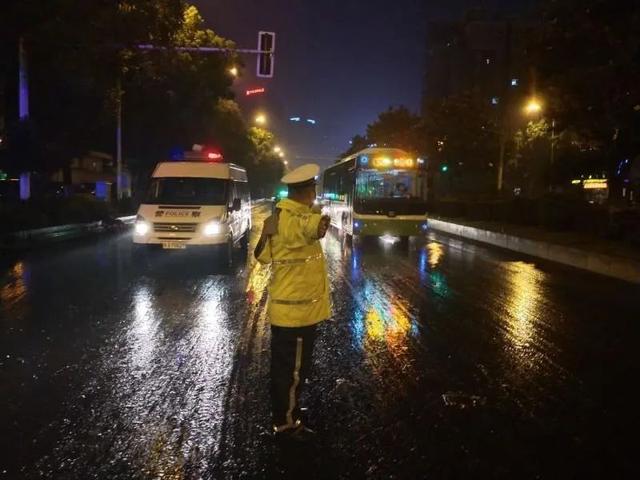 昨夜今晨，他们在长沙为你通宵守候
