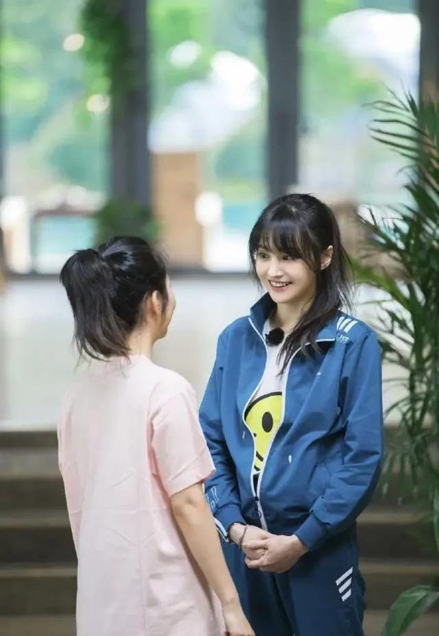 郑爽最新造型曝光！自制低脂减肥餐，手法娴熟，厨艺了得