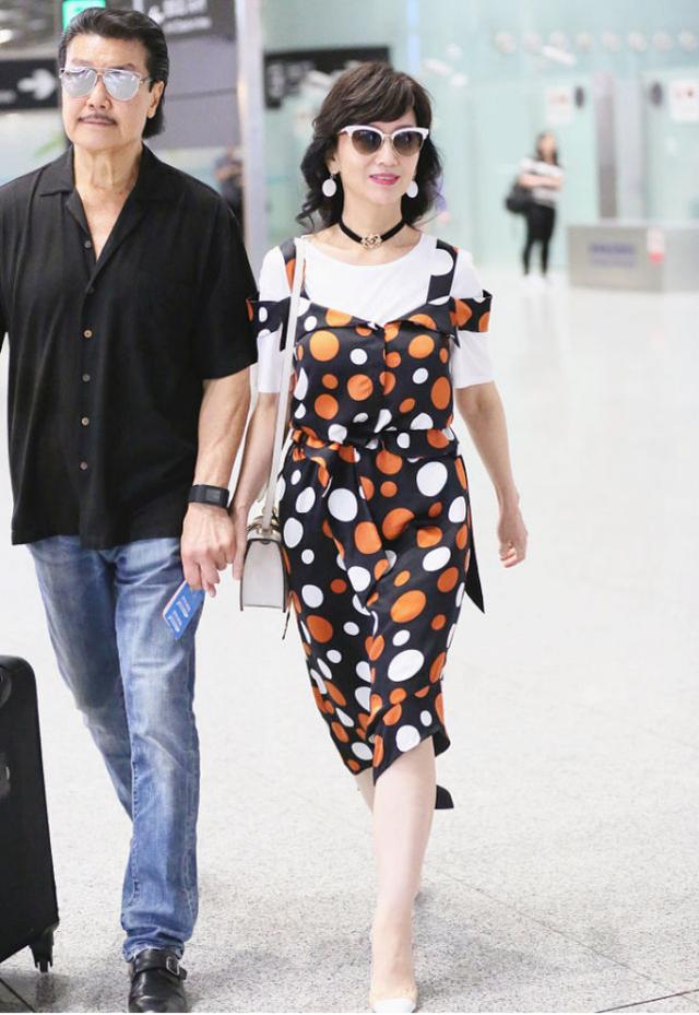 赵雅芝这么大岁数还穿的像个孩子，与老公撒陈年狗粮，真享福