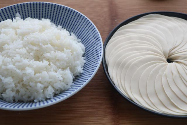 剩米飯別炒著吃，加2塊錢的餃子皮，兩口一個，好吃又營養，太香