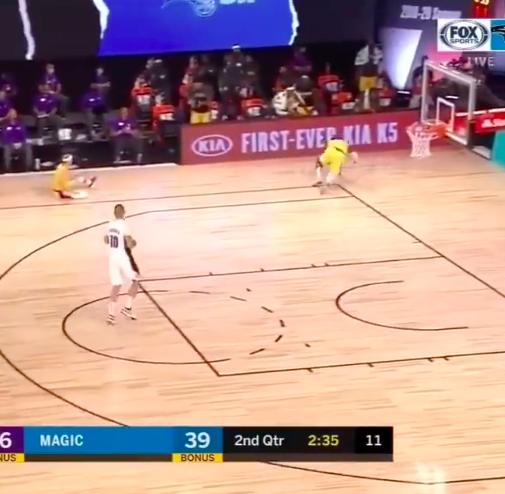 【影片】老活寶！詹姆斯救球滑出場外，板凳席全都起身想去拉，沒想到詹姆斯卻跑了…-黑特籃球-NBA新聞影音圖片分享社區