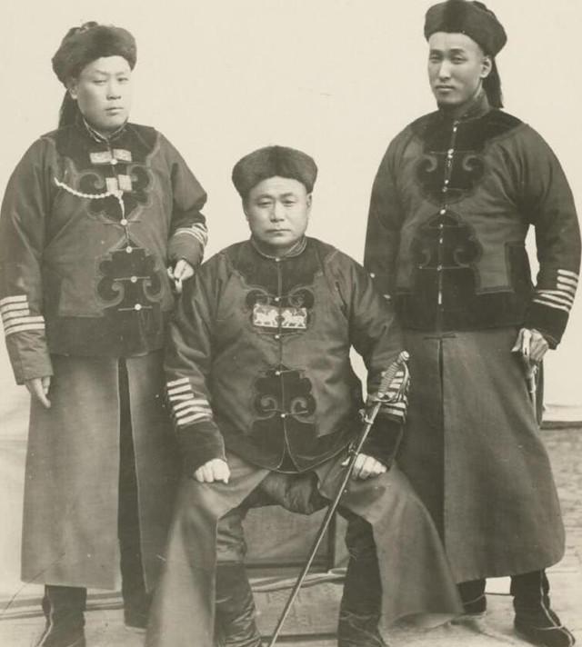 “专家”强行让老农上交祖传宝刀，表扬奖励10元，自己转手拿去卖