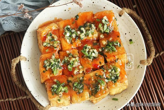 豆腐这做法老香了，外脆里嫩，蒜香浓郁，比肉都好吃，全家都爱