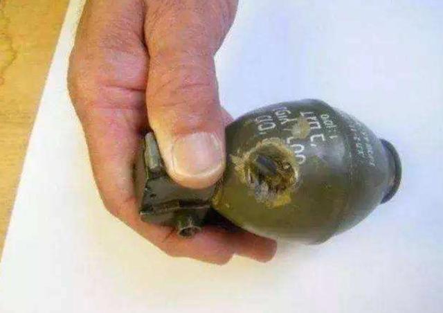 士兵在身上挂的手榴弹，被子弹击中后会爆炸吗？听听专家怎么说