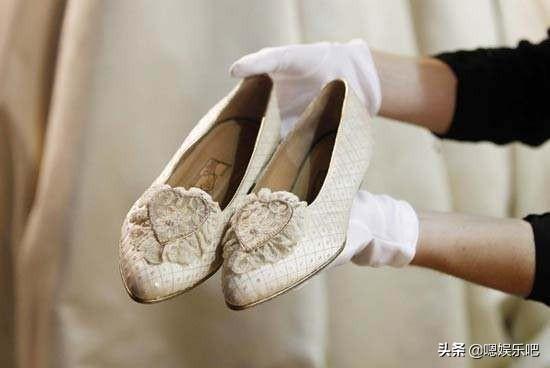 戴安娜王妃与两儿媳的婚礼婚鞋，梅根的白色缎面简约高级