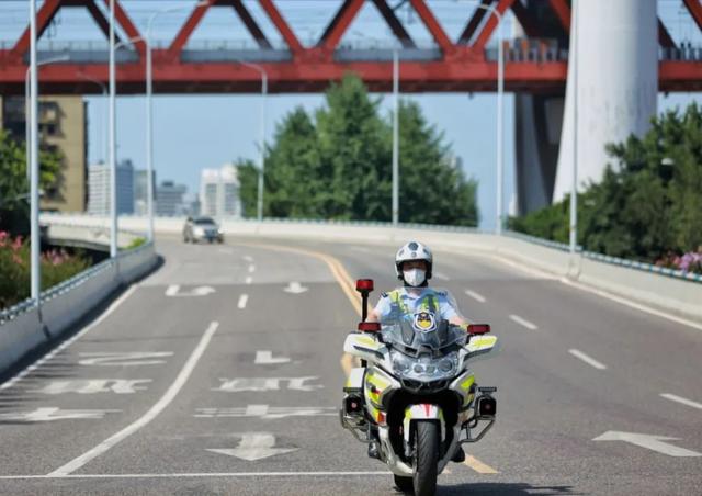 重庆|渝中警讯丨高温下，渝中交巡警战高温斗酷暑掠影