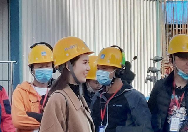 刘诗诗新路透曝光！穿大衣戴安全帽变包工头，