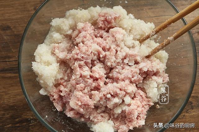 快立秋了，早餐饼这样做营养更足，皮薄馅多又美味，家人喜欢吃