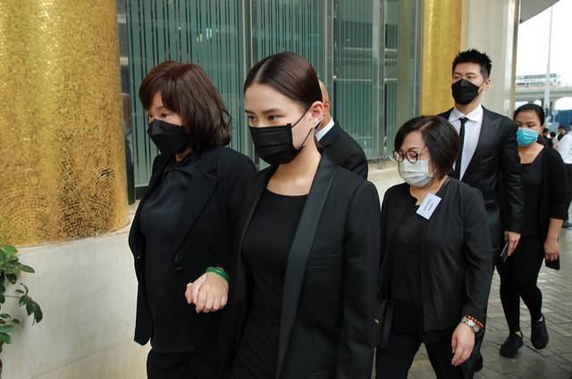 赌王灵堂外一红衣女子现身，自称是赌王亲女儿，出生就被抱到山里