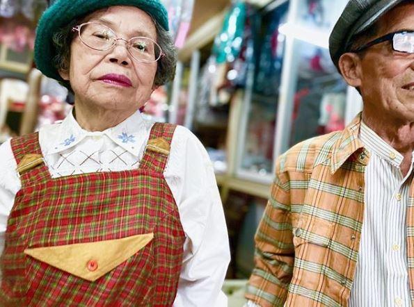 83歲老夫妻意外成網紅!丟棄舊衣服穿出“新潮風”,年輕人自嘆不如
