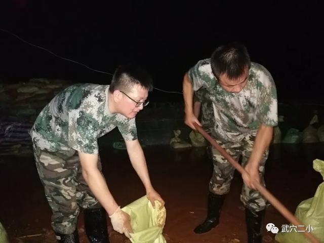湖北武穴實驗二?。荷钜箠^戰(zhàn)搶險，馳援濱江公園