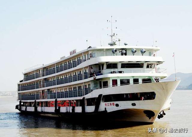 重庆到宜昌船票需要多少钱，三峡豪华游轮和普通游船的区别