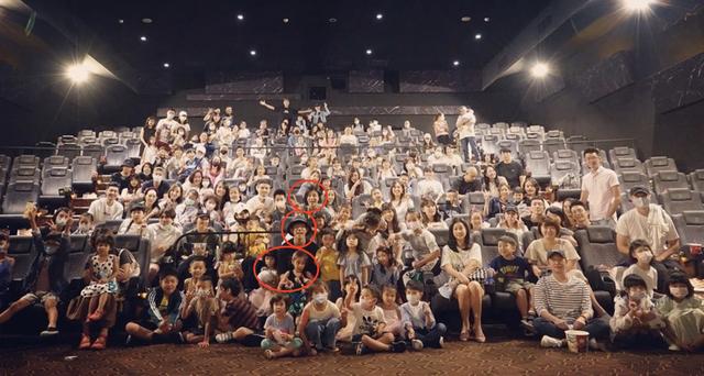 贾静雯一家四口包场请好友看电影，霍建华疑带女儿同行变超级奶爸