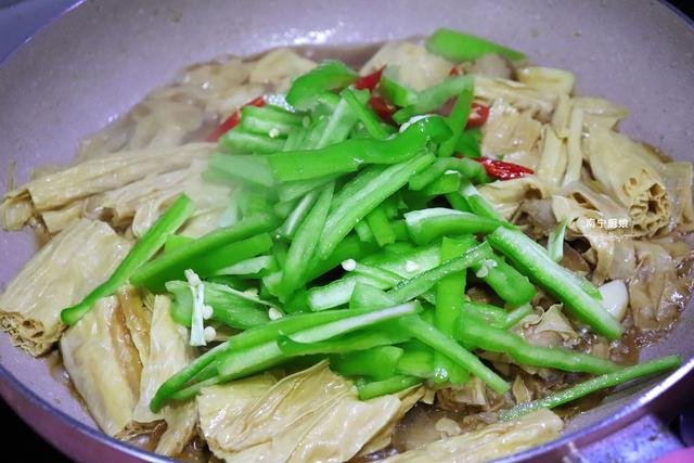 泡发腐竹放热水就毁了，教你正确做法，腐皮完整不软烂还滑嫩入味