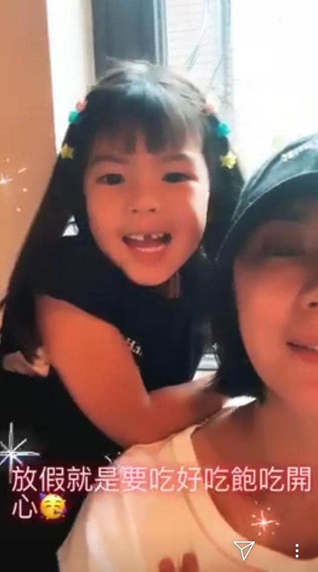 贾静雯晒母女同框，咘咘亲吻妈妈很粘人，3岁波妞门牙脱落好抢镜