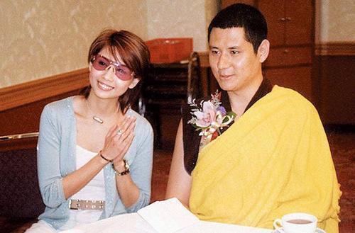 当年和王菲争夺歌后，辱骂内地人没素质，却恋上小23岁内地男友？