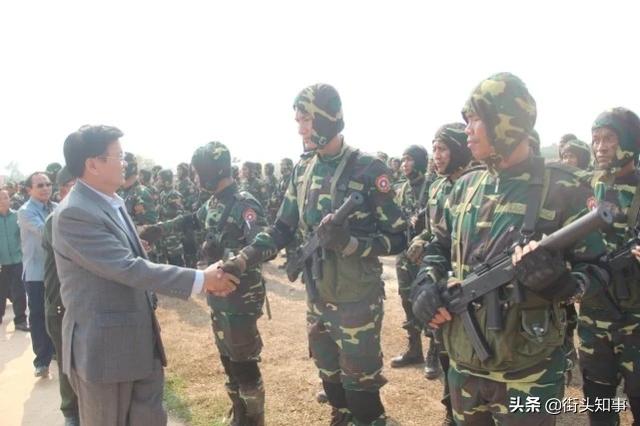 慧眼识货！老挝特种部队“亮剑”，装备两款先进轻武器，中国制造