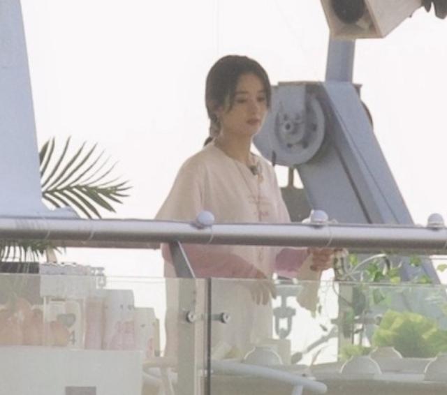 赵丽颖戴围裙在张亮旁边摆盘，看到她的头发，不绑起来吗？