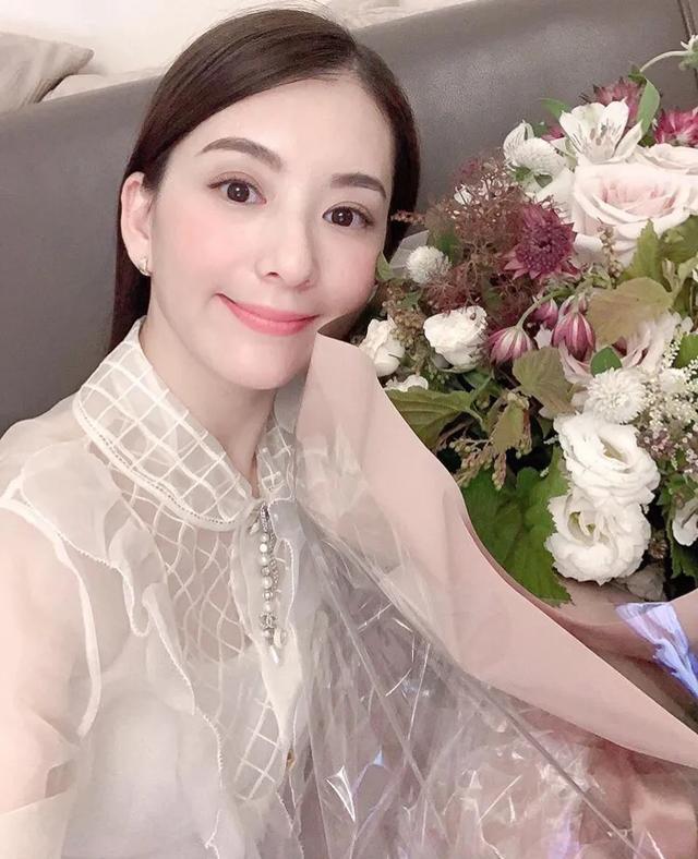 郭富城为方媛庆生，首公开大女儿正脸，一家四口同框幸福满满