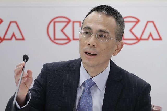 李嘉诚只有两个儿子，却把家产分成3份，她最受