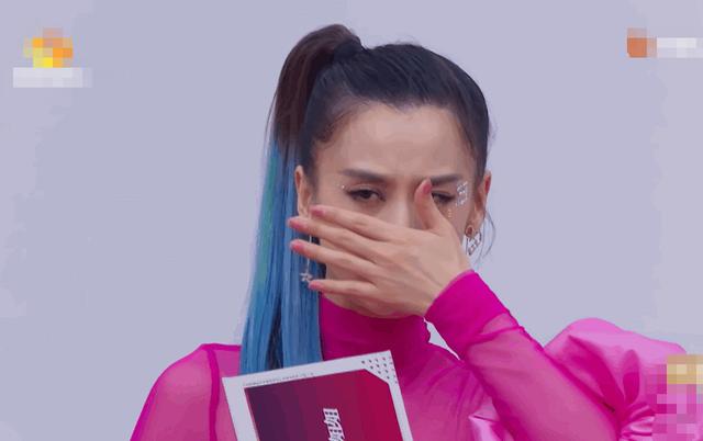 刘芸首次公演被淘汰，黄圣依哭上热搜，光眨眼