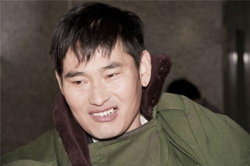 在“大衣哥”的门前，看到了人性的丑陋，朱之