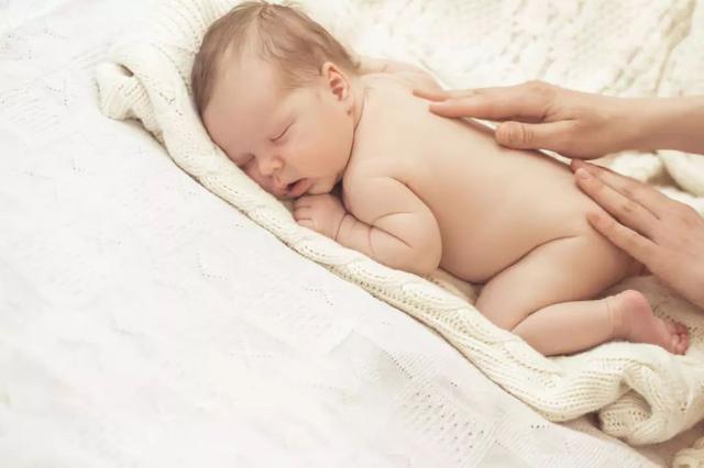宝宝抚摸指南，这几个动作最让宝宝舒服，每个妈妈都需要