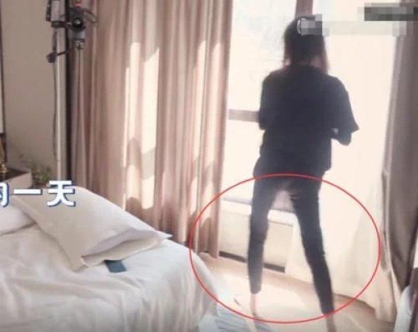 郑爽起床后拉开窗帘，忘记自己穿的是紧身裤，阳光下双腿瘦的吓人