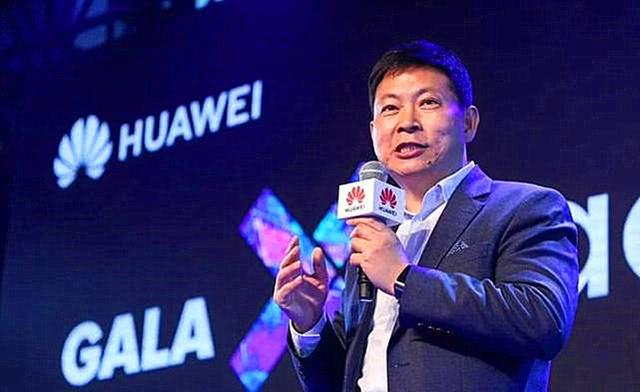 华为Mate40再次曝光，或有新系统和高刷曲面屏呈