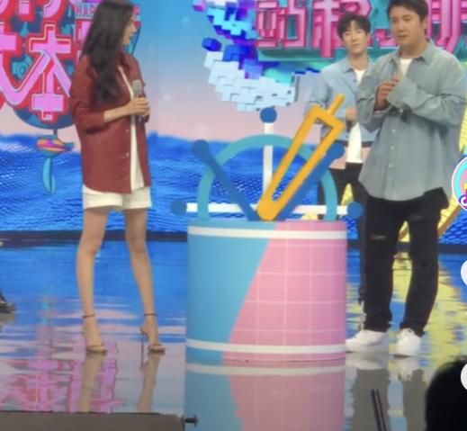 有一种站姿叫杨幂穿高跟鞋，无美颜镜头下曝光